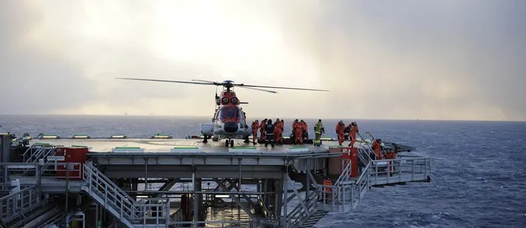 Helikopter lander på Snorre A - Photo Harald Pettersen - Statoil
